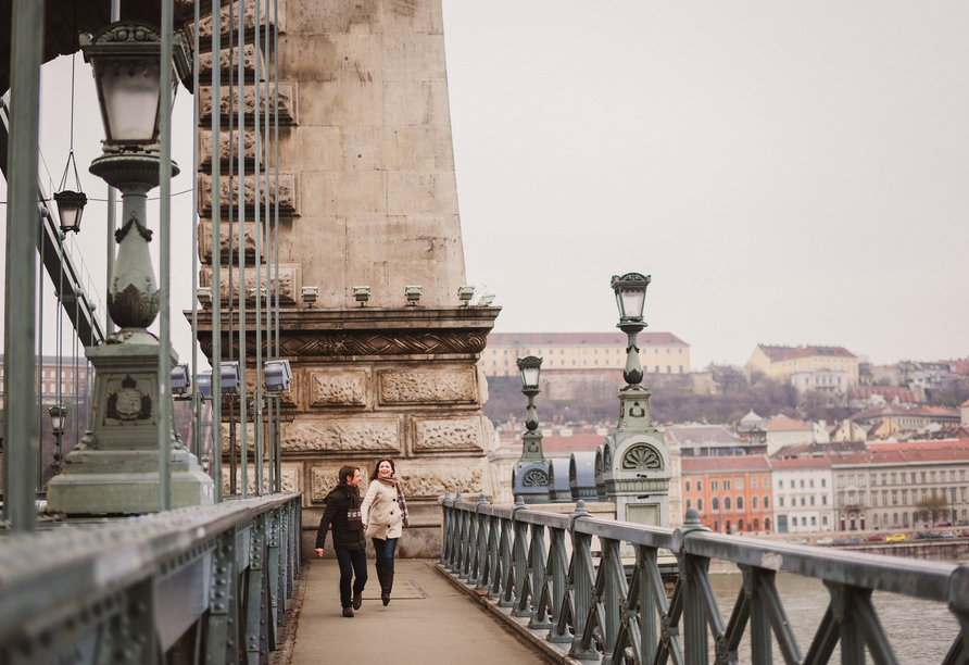 Schlendern Sie über die imposante Kettenbrücke und durch die schöne Altstadt von Budapest.