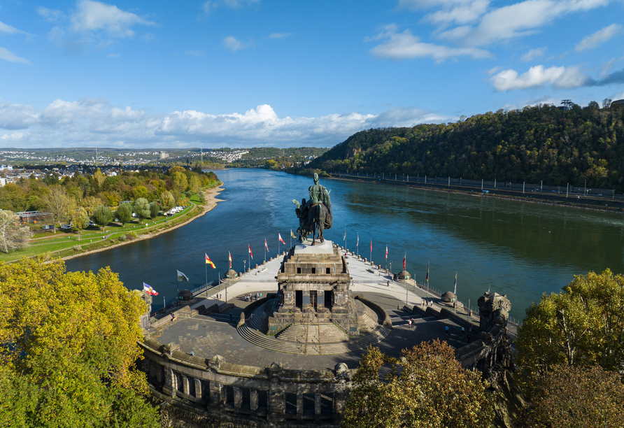 Am Deutschen Eck in Koblenz, wo die Mosel in den Rhein fließt, steht majestätisch das Kaiser-Wilhelm-Denkmal.