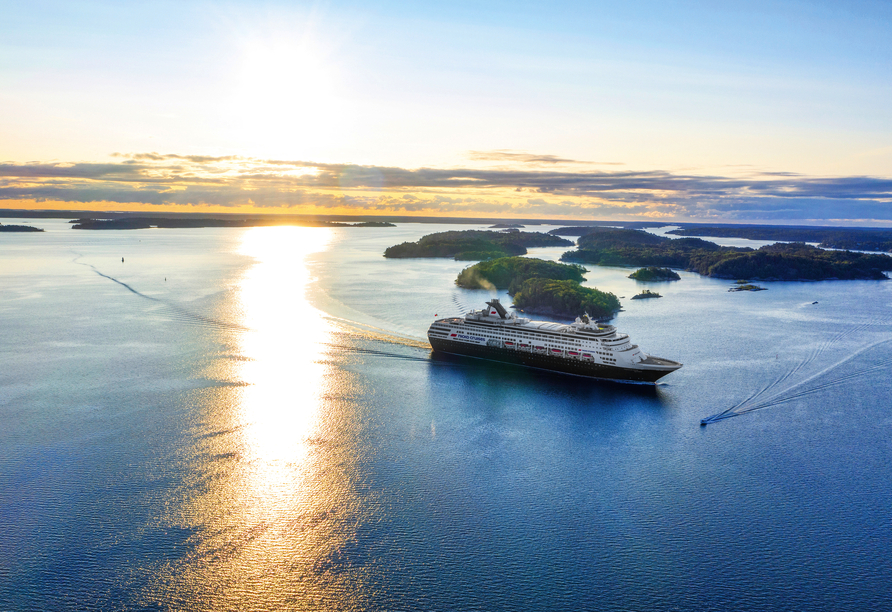 VASCO DA GAMA in der Schärenlandschaft vor Stockholm