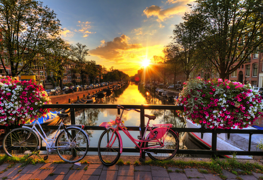 Schlendern Sie entlang der Grachten in Amsterdam oder unternehmen Sie eine Grachtenfahrt.
