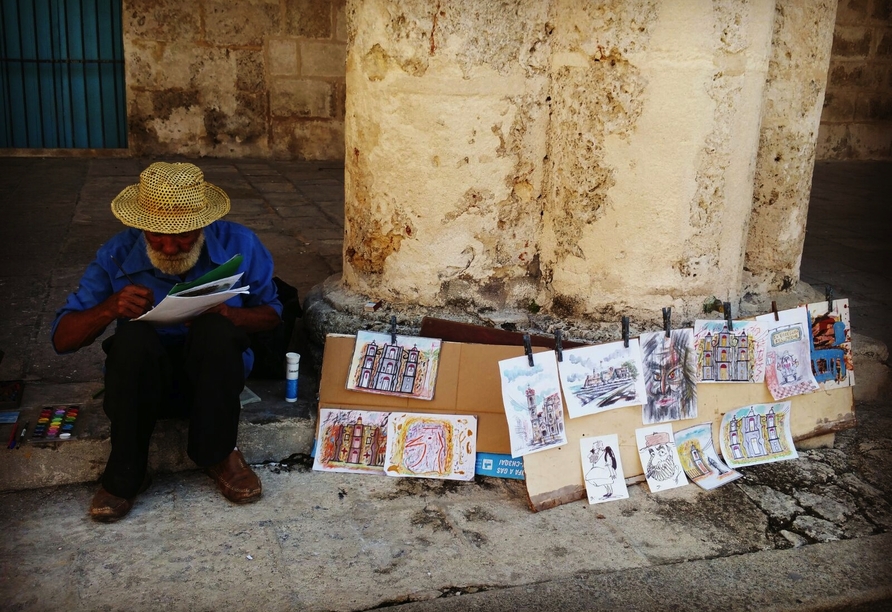 Erstehen Sie ein Souvenir bei Havannas Straßenkünstlern.