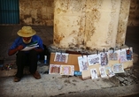 Erstehen Sie ein Souvenir bei Havannas Straßenkünstlern.