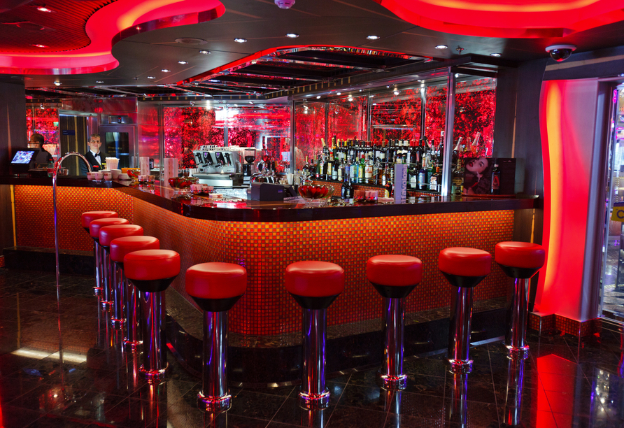 In den zahlreichen Bars an Bord können Sie gesellige Abende verbringen.