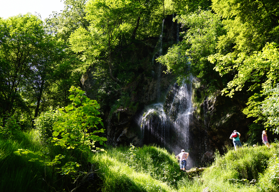 Die Schwäbische Alb erwartet Sie mit traumhaften Naturschauspielen wie dem Uracher Wasserfall.