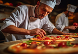 In Italien wird die Pizza mit viel Liebe nach traditionellen Rezepten zubereitet.