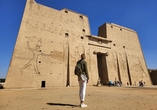 In Edfu besichtigen Sie den gut erhaltenen Horus-Tempel.