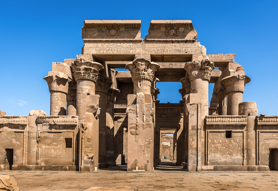 Der Doppeltempel von Kom Ombo ist eine Besonderheit, denn hier werden gleich zwei Gottheiten verehrt – Sobek und Haroeris.
