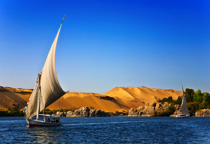 Bei einer Felukenfahrt erkunden Sie auf traditionelle Art die malerischen Nilinseln.