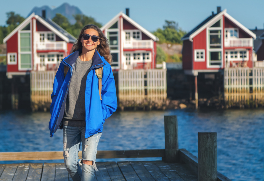 Machen Sie ein Foto vor den typisch roten Fischerhütten in Svolvær.
