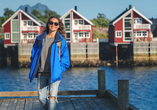 Machen Sie ein Foto vor den typisch roten Fischerhütten in Svolvær.