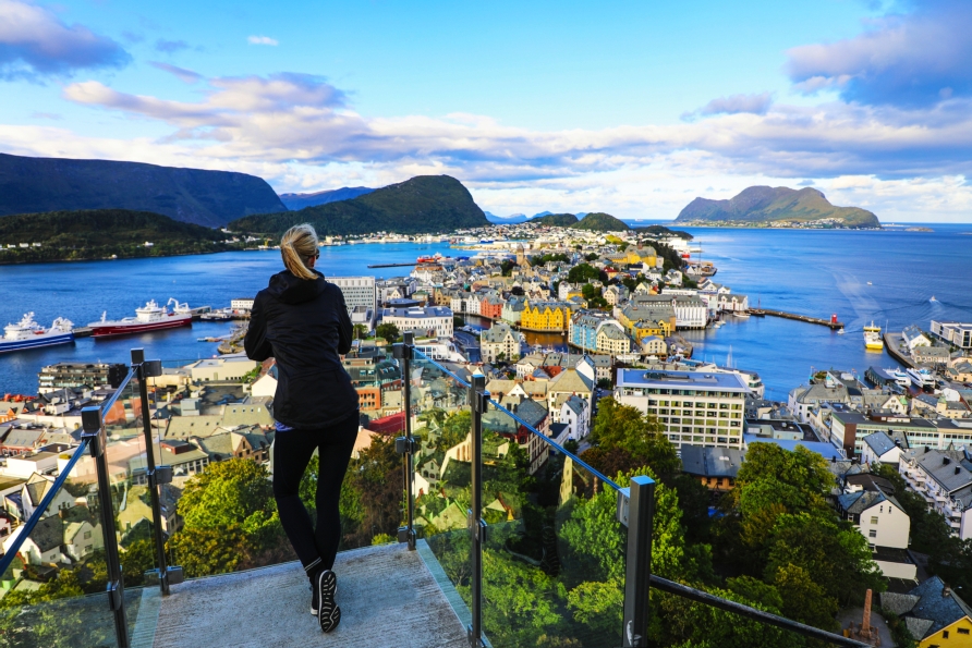 Genießen Sie die Aussicht über die Stadt Ålesund.