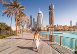 Machen Sie einen Spaziergang entlang der Dubai Fountains.