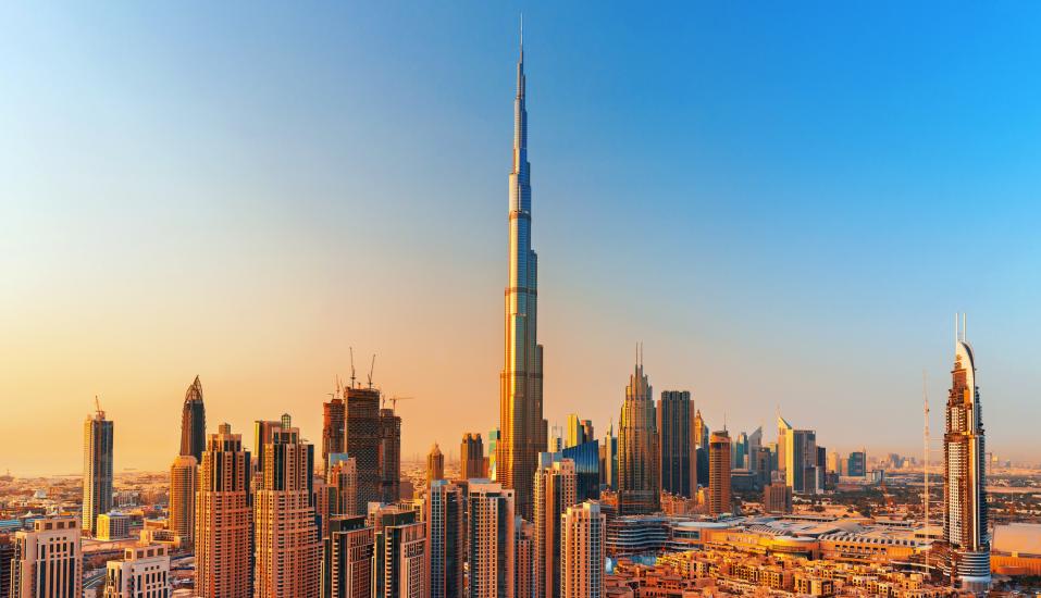 Der eindrucksvolle Burj Khalifa ragt über Dubai und ist ein beliebtes Fotomotiv.