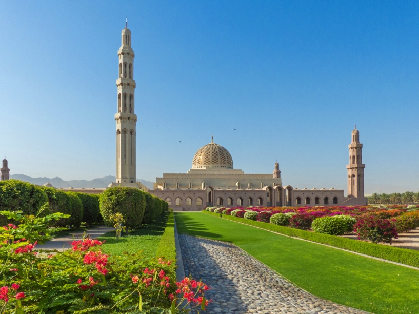 Besuchen Sie in der Hauptstadt des Omans die große Sultan-Qabus-Moschee.