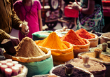 Schlendern Sie während Ihrer Reise über einen traditionellen, arabischen Markt.