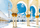 Der Scheich-Zayid-Moschee in Abu Dhabi sollten Sie unbedingt einen Besuch abstatten.