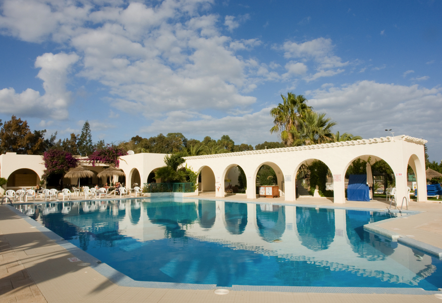 Am Außenpool des Beispielhotels Seabel Alhambra Beach Golf & Spa lässt es sich herrlich entspannen.