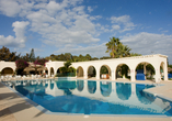 Am Außenpool des Beispielhotels Seabel Alhambra Beach Golf & Spa lässt es sich herrlich entspannen.