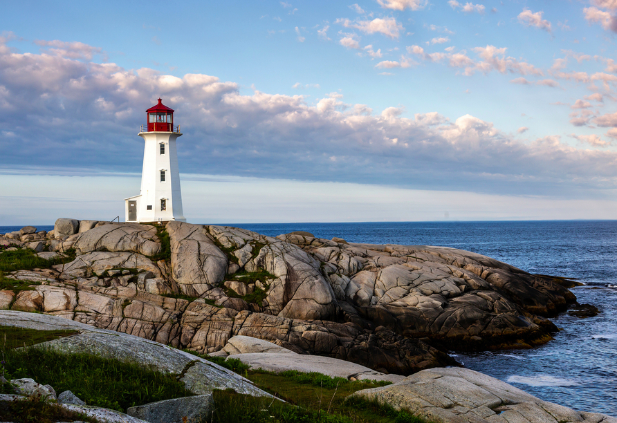 Ab Halifax lohnt sich ein Ausflug in das malerische Fischerdorf Peggy's Cove mit dem markanten Leuchtturm.