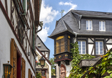 In der Drosselgasse in Rüdesheim  finden sich viele liebevoll verzierte und altehrwürdige Gebäude.