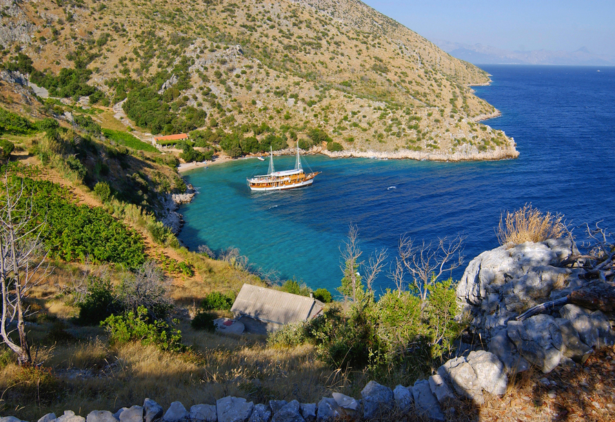 Dank der Größe der Schiffe können Sie in den schönsten Buchten Kroatiens anlegen.
