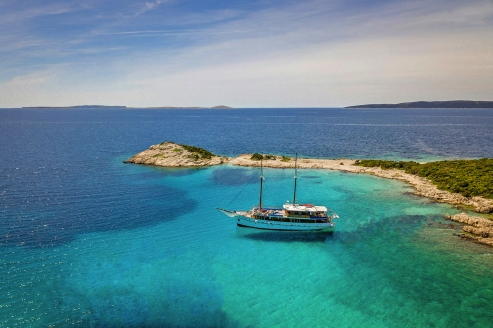 Das Meer vor der Küste Kroatiens erscheint in den unterschiedlichsten Blautönen – lassen Sie sich begeistern.