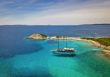 Das Meer vor der Küste Kroatiens erscheint in den unterschiedlichsten Blautönen – lassen Sie sich begeistern.
