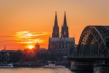Bevor es spät abends losgeht, können Sie den Sonnenuntergang in Köln genießen.