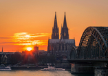 Bewundern Sie den Kölner Dom bei Sonnenuntergang.