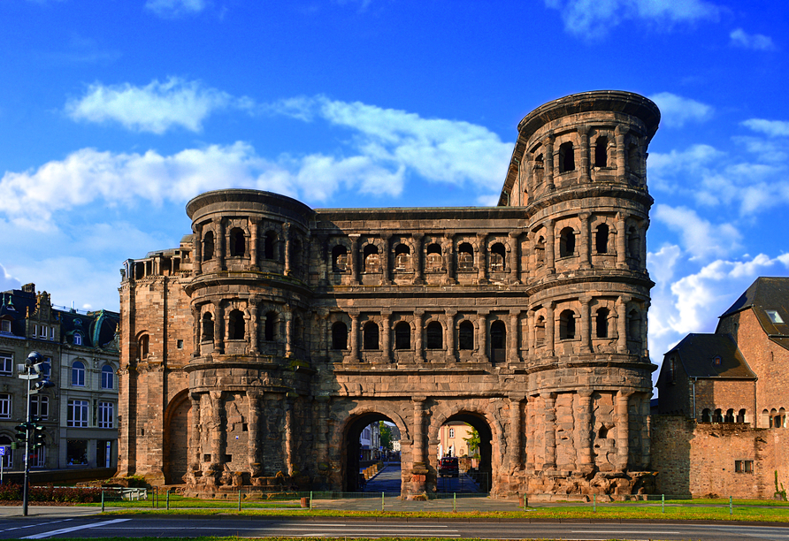 Die berühmte Porta Nigra ist das Wahrzeichen von Trier.