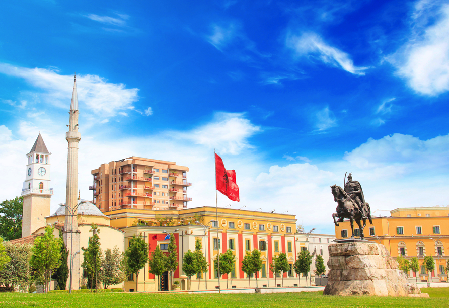 Der Skanderbeg-Platz in Albaniens Hauptstadt Tirana