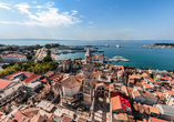 Großartiger Blick von oben auf die Stadt Split mit dem Hafen im Hintergrund
