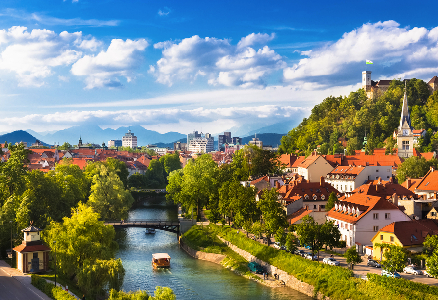 Viele bunte kleine Häuser und romantische Brücken zieren die pittoreske Altstadt von Ljubljana.