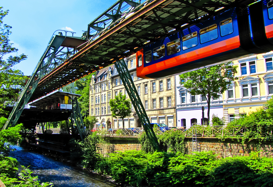 Ein Ausflug nach Wuppertal gibt Ihnen die Chance, mit der Schwebebahn zu fahren.