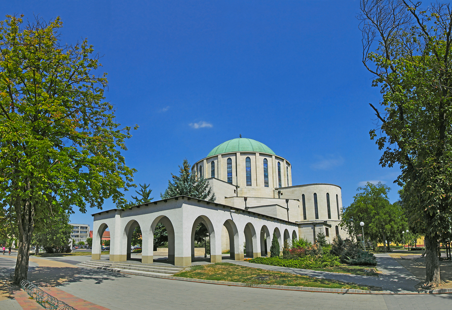 Besichtigen Sie in Mohács historische Monumente wie das eindrucksvolle Kriegerdenkmal.