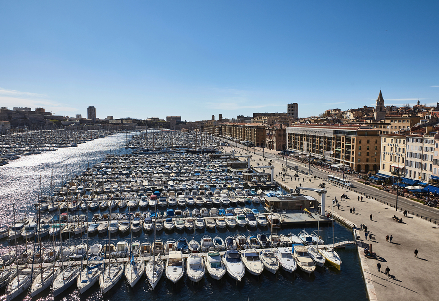 Im Alten Hafen von Marseille können Sie nicht nur die vielen Boote bewundern – hier laden vor allem romantische Restaurants zum Verweilen ein. 