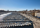 Im Alten Hafen von Marseille können Sie nicht nur die vielen Boote bewundern – hier laden vor allem romantische Restaurants zum Verweilen ein. 