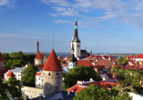 Blick auf Tallinn mit historischer Stadtmauer.