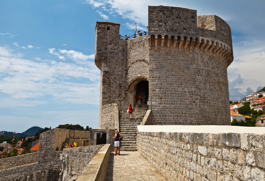 Umrunden Sie in Dubrovnik die Stadtmauer und besuchen Sie die Minčeta-Festung.