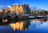Bewundern Sie, wie der UNESCO-Welterbekanal Prinsengracht in Amsterdam in winterlichem Glanz erstrahlt.