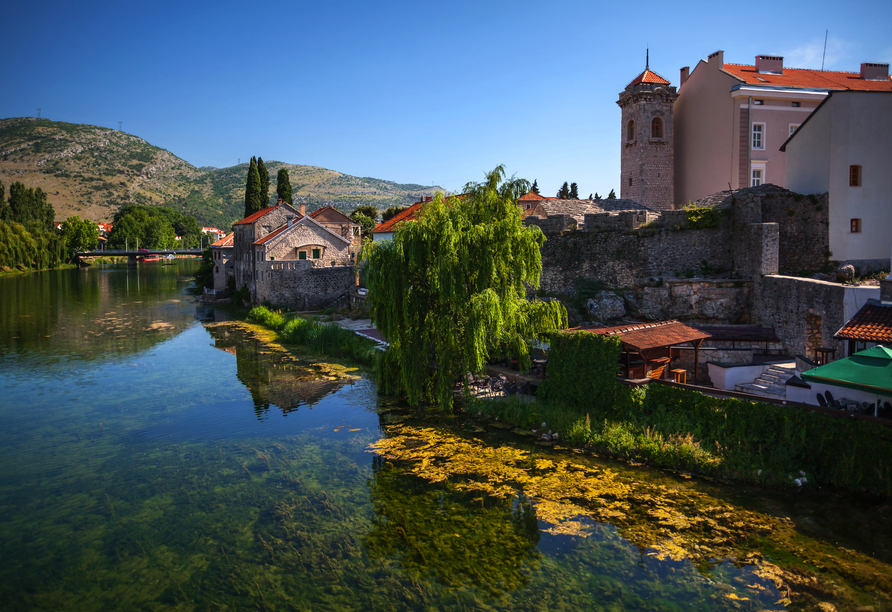 Trebinje in traumhafter Lage am Fluss Trebišnjica – die geschichtsträchtige Altstadt ist äußerst sehenswert.