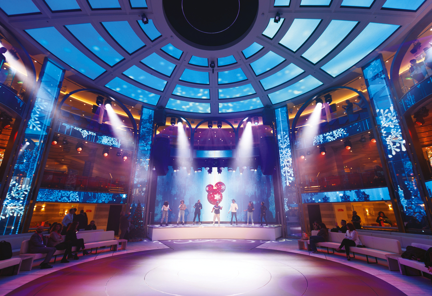 Freuen Sie sich an Bord der Costa Smeralda auf tolle Veranstaltungen im dreistöckigen Theater Il Colosseo.