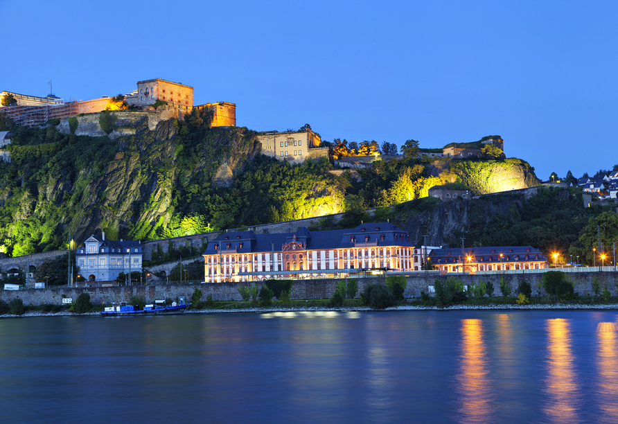 Die Festung Ehrenbreitstein in Koblenz erstrahlt am Abend in prächtigen Farben.