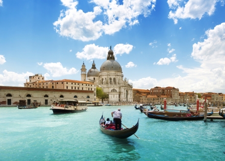 Tauchen Sie ein in die Schönheit Norditaliens und freuen Sie sich auf die inkludierten Ausflüge, etwa nach Venedig.