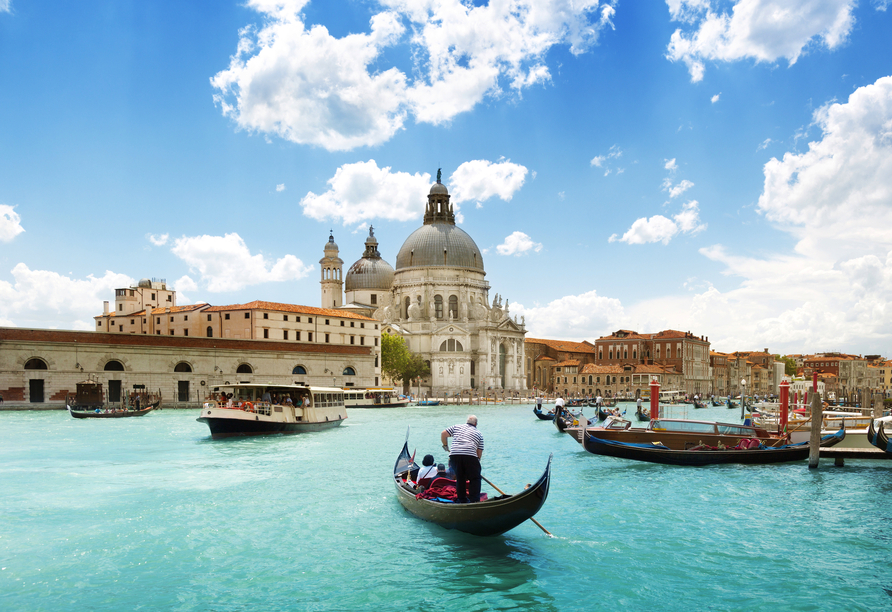 Tauchen Sie ein in die Schönheit Norditaliens und freuen Sie sich auf die inkludierten Ausflüge, etwa nach Venedig.