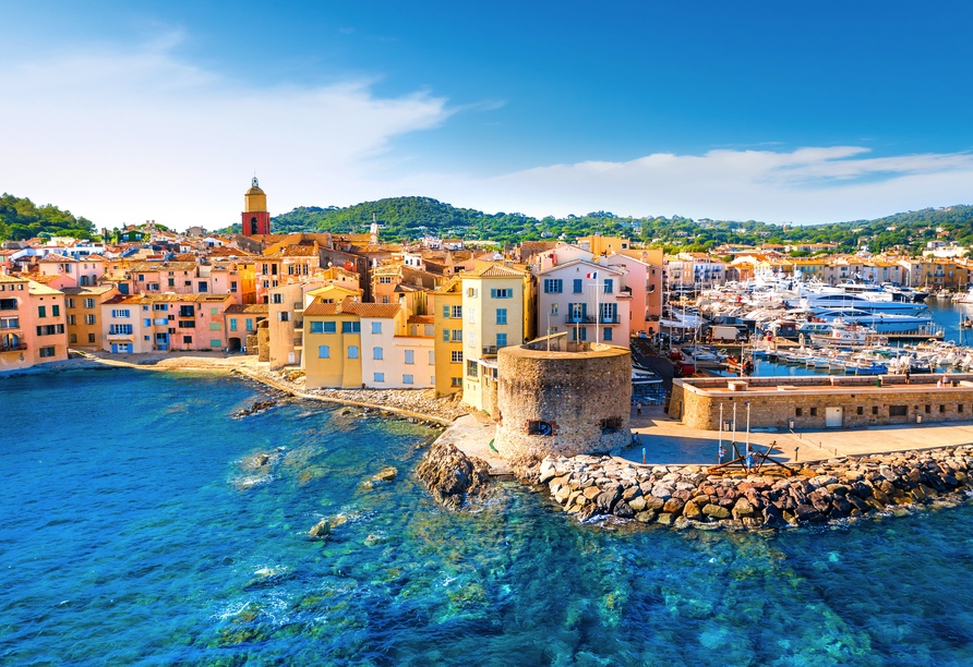 Saint-Tropez ist ein weltberühmter Küstenort und ehemaliges Fischerdorf an der französischen Côte d'Azur.