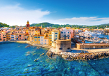 Saint-Tropez ist ein weltberühmter Küstenort und ehemaliges Fischerdorf an der französischen Côte d'Azur.