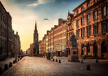 Blick auf die Royal Mile und die Adam-Smith-Statue in Edinburgh