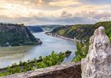 Genießen Sie die Fahrt durch das Weltkulturerbe Oberes Mittelrheintal mit dem Felsen der Loreley.