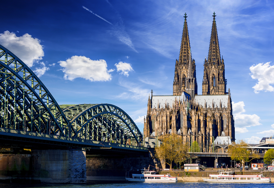Köln fasziniert mit dem gotischen Kölner Dom und der markanten Hohenzollernbrücke.